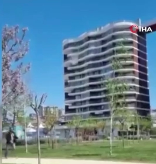 Sarsıntı nedeniyle taşan havuzu vatandaşlar cep telefonlarıyla kayda aldı.
