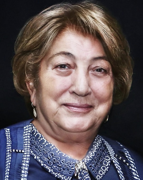 İçinde yanan ateşin kolay sönmeyeceğini vurgulayan Tarkan, anneciğine son kez veda etti. Paylaşımında ise;