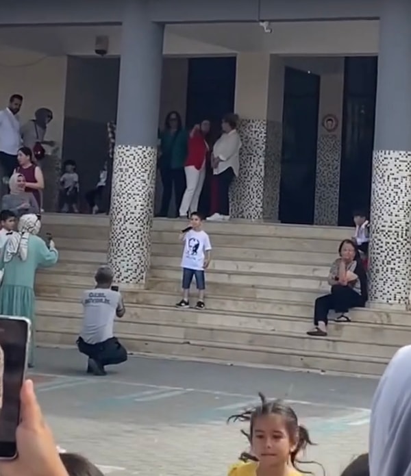 Efkarlı çocuğun şarkıyı içli içli okuması “Ne yaşadın bu yaşında” dedirtti.
