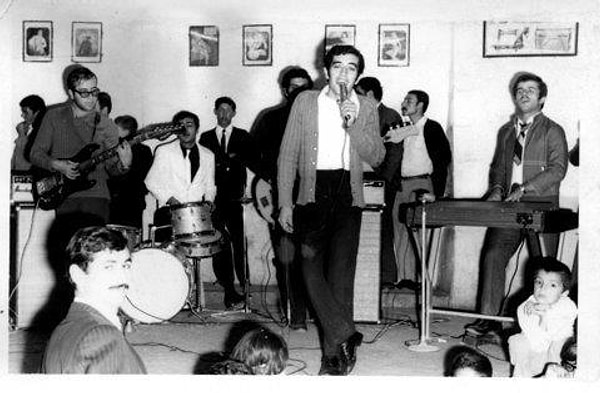Daha lise yıllarında sazla kalbi birleşti.