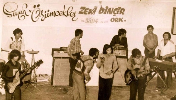 İlk plağını lisede çıkardı.