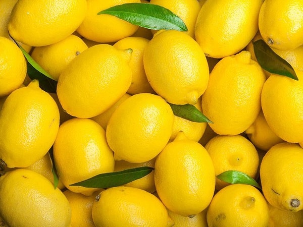 Sosyal medya hesabından paylaşım yapan Gıda Dedektifi, ''İlk duyuruda, Romanya’ya gönderilmek üzere hazırlanan limonlarda, güvenli limitin 15 kat üzerinde Chlorpyrifos-methyl maddesi tespit edildi'' dedi.