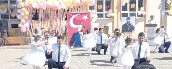 Babalar ve kızları "Bana Bir Masal Anlat" eşliğinde dans etti. Görseli