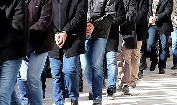 İstanbul'da polis ekiplerinin düzenlediği "Huzur İstanbul" uygulaması kapsamında 247 iş yeri denetlendi, yüzlerce kişi gözaltına alındı.
