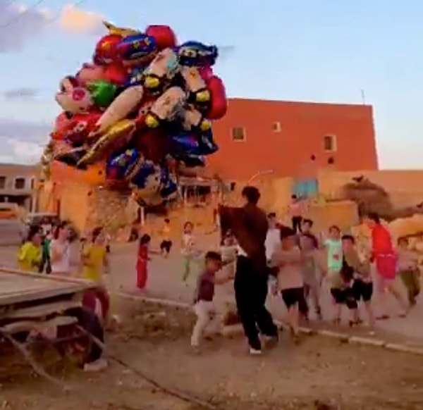 Onlarca balon alıp köye gelen Ragıb Narin, çocuklara elleriyle balon dağıttı. Görseli