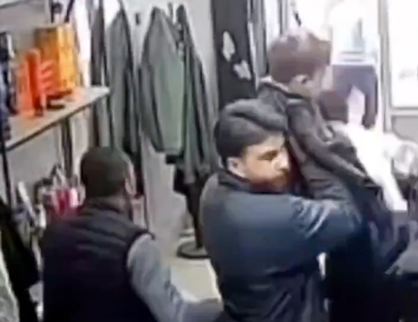 Görüntülerde, çevredeki vatandaşların panik içinde dışarıya koştuğu, Korkut’un ise hiç düşünmeden tıraş koltuğundaki çocuğu alarak güvenli bir alana taşıdığı görüldü. Görseli