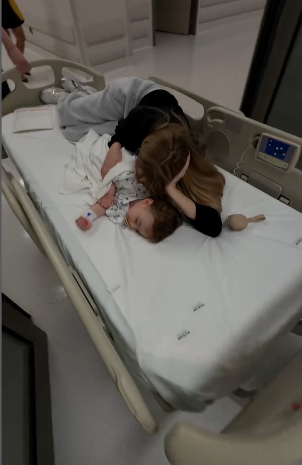 Geçtiğimiz günlerde, Yasemin Şefkatli, çocuklarının sağlık durumuyla yeniden gündeme geldi. İkizlerin göz ameliyatı geçirdiğini söyleyen isim detayları paylaştı. Görseli