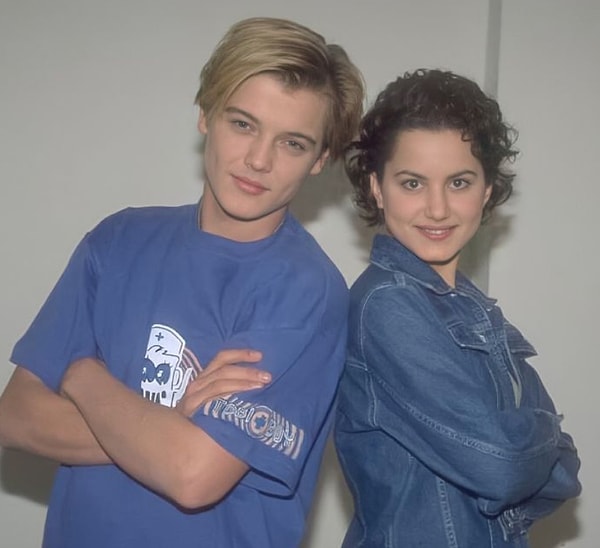 90’ların sonu, 2000’lerin başı… Televizyon dizileriyle parlayan iki genç isim: Yıldız Asyalı ve Arda Kural. Görseli
