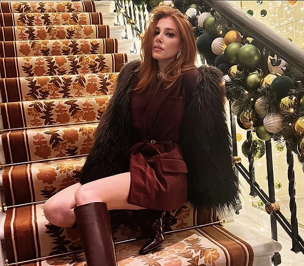 Kırmızı saçları, duru güzelliği ve ekrana yakışan doğal oyunculuğuyla Elçin Sangu, son yılların en dikkat çeken kadın oyuncularından biri. Görseli