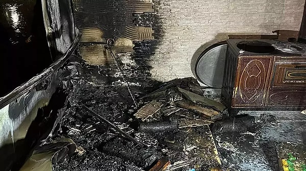 Ekipler gelmeden önce komşular da çıkan yangına müdahale etti. İhbar üzerine olay yerine polis ve itfaiye ekipleri sevk edildi.