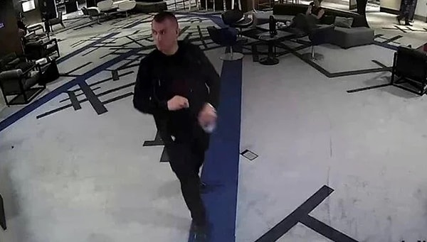 Tutuklu olan Ekrem İmamoğlu'nun otelde yapacağı toplantı öncesi güvenlik kameralarını bantlayan koruma Çağlar Türkmen de gözaltına alındı.