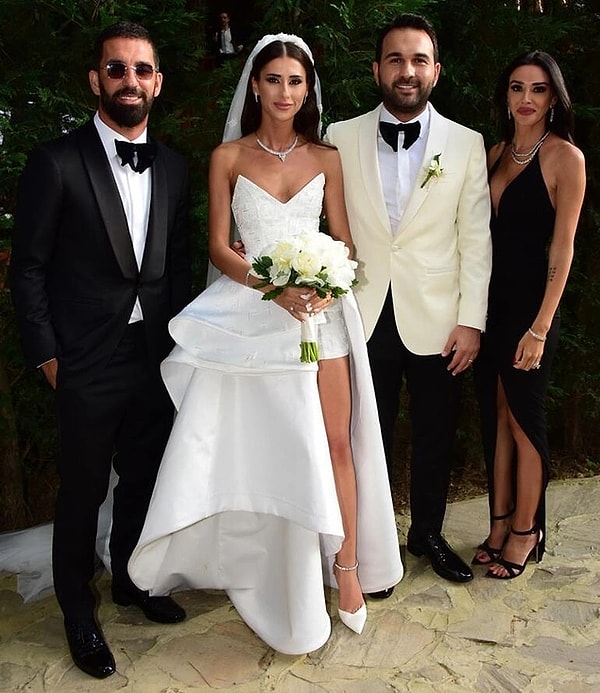 Ünlü futbolcu Arda Turan, uzun yıllar süren ilişkilerinin ardından 2018 yılında Aslıhan Doğan ile dünyaevine girdi.