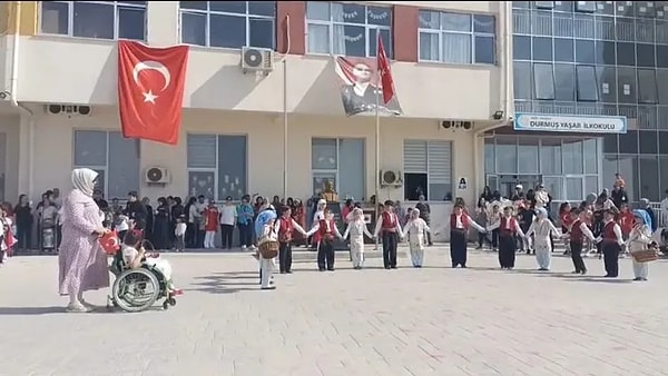 İzmir'de MEB’e bağlı TOKİ İlkokulu'nda skandal bir olay yaşandı. İlkokul öğrencisi olan ve bedensel engeli nedeniyle tekerlekli sandalye kullanan Fatma Karakuş, yaşıtları gibi 23 Nisan'ı eğlenerek geçiremedi.