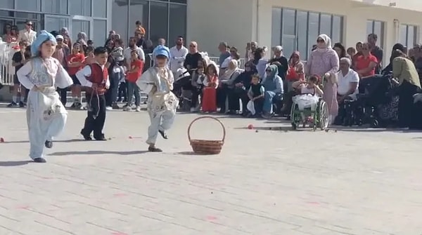 İzmir'de itfaiye eri olarak görev yapan Fatma Karakuş'un babası Ali Karakuş, kızının bedensel engelli olması nedeniyle okula tekerlekli sandalye ile gidip geldiğini, 23 Nisan'dan yaklaşık 1 ay önce sınıf öğretmeninin kendisi ile yapılacak dans gösterisi hakkında konuştuğunu söyledi.