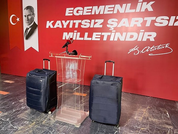 CHP İstanbul İl Başkanı Özgür Çelik, çok konuşulan valizlerle basın toplantısı yaptı.