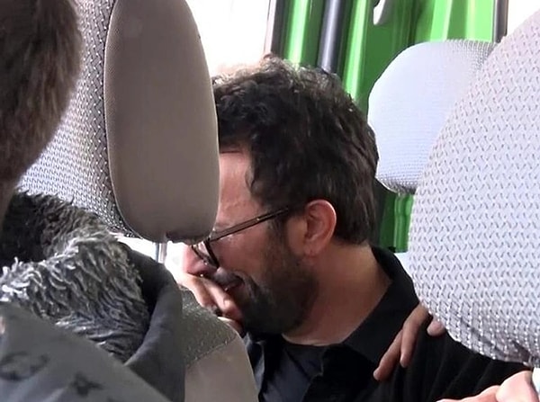 Salondaki binlerce kişi Tarkan’ın bu zor anında ona büyük bir sevgiyle destek verdi.