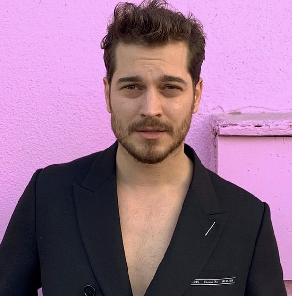 Adını Feriha Koydum dizisiyle ünlenen ve ardından Medcezir dizisiyle yıldızı parlayan ünlü oyuncu Çağatay Ulusoy'u mutlaka tanıyorsunuzdur.