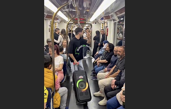 Gencin enerjisine ve insanlala etkileşim kurma çabasına rağmen metrodakiler gençle ilgilenmedi.