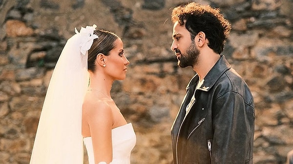 Ünlü şarkıcı Derya Uluğ ve sevgilisi Asil Gök, terzide yaşanan karışıklıkla sosyal medyanın gündemine oturdu!