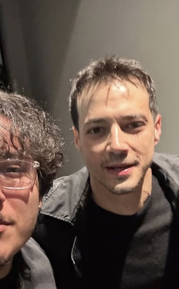 Mert Yazıcıoğlu'nun bir devri kapatarak saçını yeni bir modele soktuğunu, sakallarını da kestirdiğini hayranıyla çektirdiği fotoğraf sayesinde öğrendik...