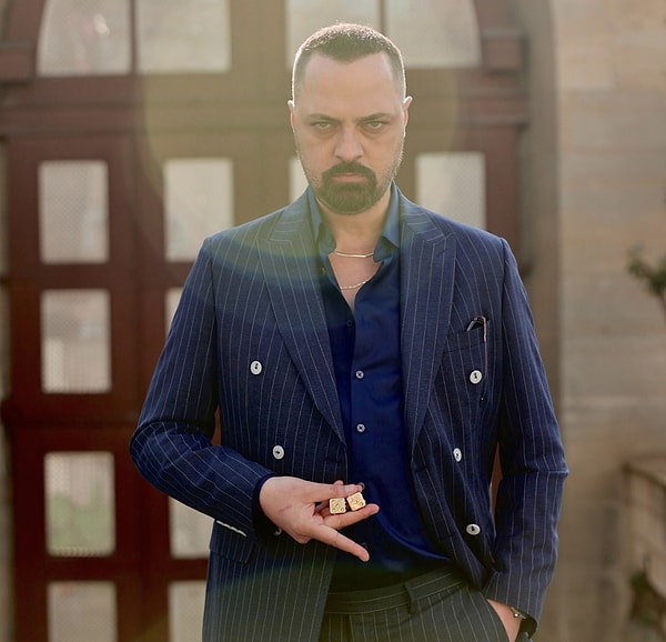 Aras Bulut İynemli, Uğur Polat, Taner Ölmez, Melis Sezen gibi isimlerin başrolünde rol aldığı Deha dizisi Show Tv'nin en popüler yapımlarından oldu.