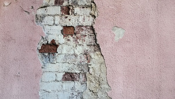 O gün Ayda beni arayıp biz Esrayı “C” harfi ile koruyoruz dediler dedi. Sonra Betsi aradı, kum saati bitmek üzereydi, az kaldı dedin, geri dön artık dedi.