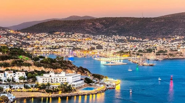 Eşsiz güzelliğiyle Bodrum, yaz sezonunda hem ünlü isimlerimiz hem vatandaşlarımız hem de yabancı turistlerin uğrak mekanı haline geliyor.