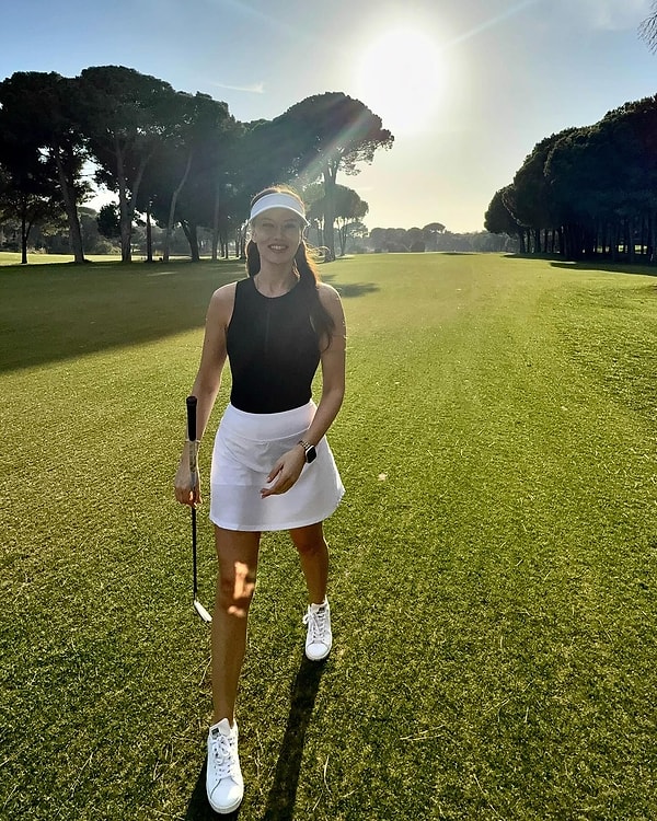 Ünlü oyuncu Fahriye Evcen, golf oyunu için tercih ettiği zarif kombiniyle göz kamaştırıyor. Eteği ile adeta büyüleyen Evcen, stilini bir kez daha konuşturmuş. Peki, siz beğendiniz mi?