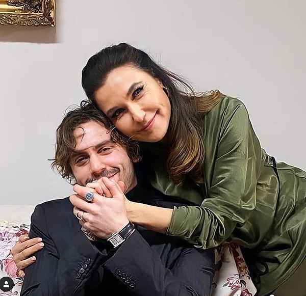 Sesiyle ayrı oyunculuğuyla apayrı iltifatlara layık olan Şevval Sam'ı illaki tanıyorsunuz. Şimdilerde oğlu Taro Emir de ekranlarda tozu dumana katıyor desek yeridir.