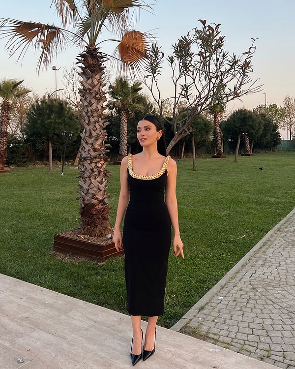 Yetenekli oyuncu Özge Yağız'ın elbisesini beğendiniz mi?