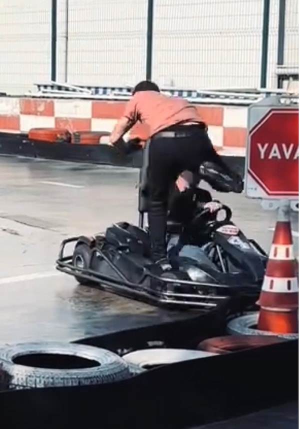 Go-Kart çalışanı neye uğradığını şaşırdı.