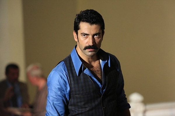 Acı Hayat, Ezel, Karadayı gibi yapımlarda rol alan Kenan İmirzalıoğlu'nu son olarak 2018 yılında Mehmed: Bir Cihan Fatihi'nde yalnızca 6 bölüm izlemiştik. Görseli