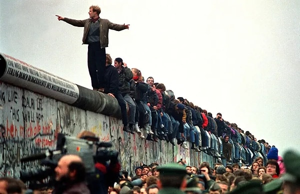 4. Berlin Duvarı’nın yanlışlıkla açılması.