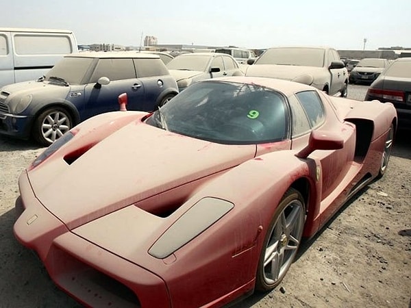 Eğer Dubai’de bir havaalanı otoparkına uğrarsanız, muhtemelen birkaç tane toz içinde kalmış lüks araba görebilirsiniz.