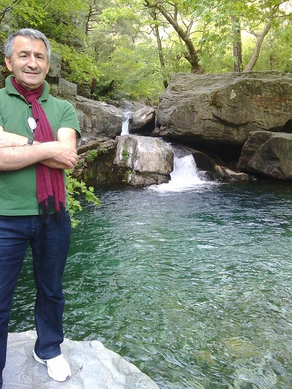 Adnan Polat’ın hayatı, bir destan gibi değil de sanki içli bir türkü gibi yaşandı. Kimi zaman hüzünlü, kimi zaman başkaldıran, ama her zaman sahici.