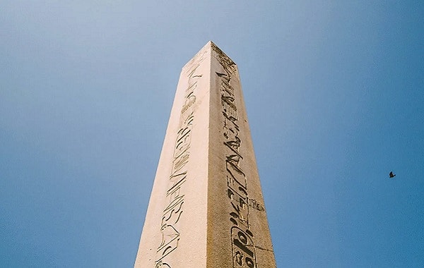 Tam 189 yıl önce Mısır’dan Fransa’ya hediye edilen 3.300 yıllık bir dikilitaş, Paris’in en bilinen meydanlarından biri olan Place de la Concorde’a dikildi.