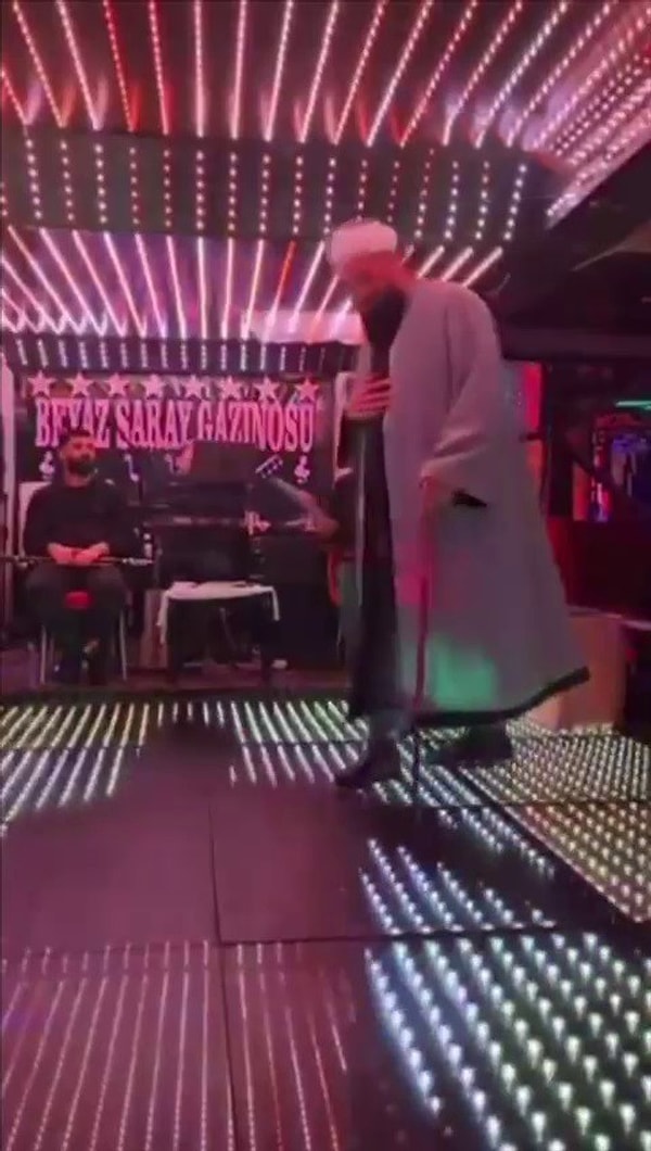 Tebliğciler, mikrofonu alarak sahneye çıktı. İnsanlara vaaz veren tebliğciler, şunları söyledi: