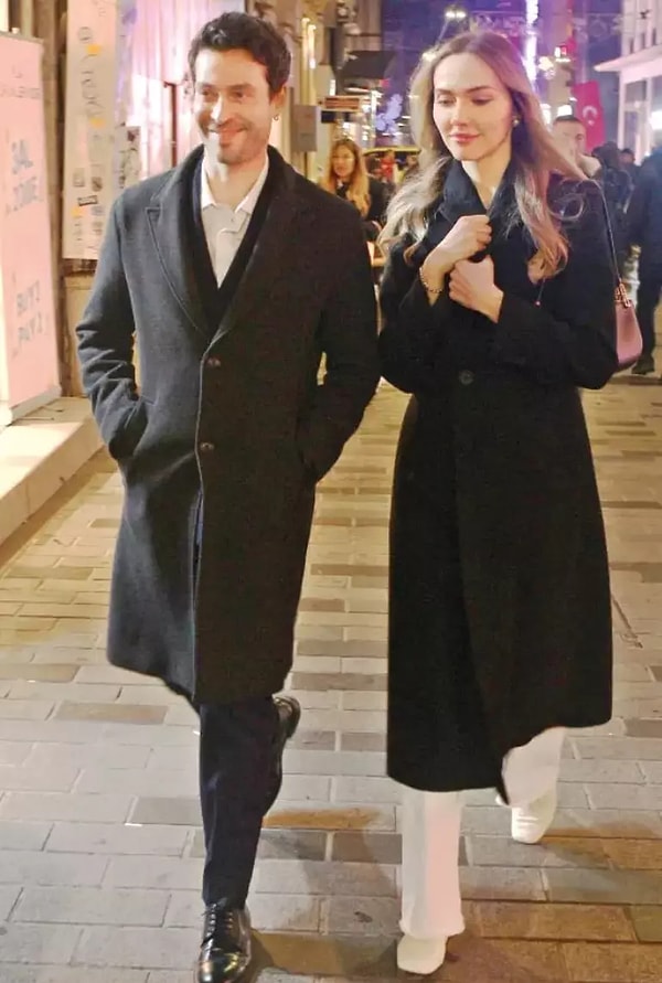 Ekin Koç ve Irına Lunkova'nın aşkı sessiz sedasız, kaldığı yerden devam etmeye başlamış bile! İkili, geçtiğimiz akşam Taksim'de bir gece yürüyüşünde görüntülendi.