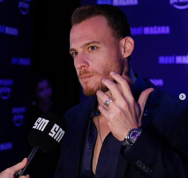 Güneşi Beklerken dizisiyle hayatımıza giren Kerem Bürsin, "cool" tavırları ve Amerikan aksanıyla konuştuğu Türkçesi ile çok dikkat çekmişti. Görseli