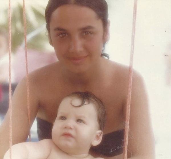 Hayatı boyunca 4 evlilik yapan Sezen Aksu, üçüncü evliliğini 1981 yılında Sinan Özer'le yapmıştı.
