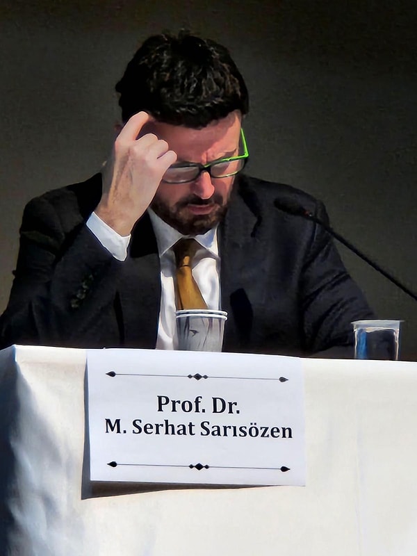 +Serhat Sarısözen’i ben çok iyi tanıyorum ama istiyorum ki, varsa hala tanımayanlar onedio.com aracılığıyla tanısınlar. Bize Serhat Sarısözen’in başlangıç ve hali hazırdaki yolculuğunu anlatır mısın?