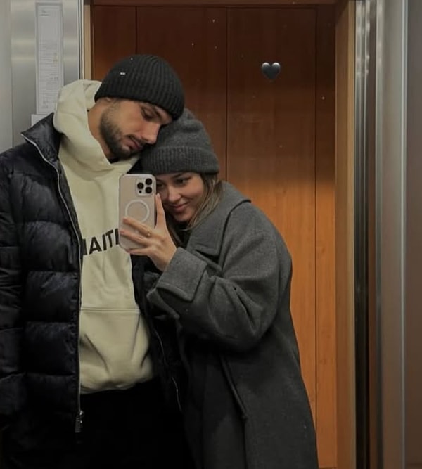 25 yaşındaki Ahmed Kutucu ile aşk yaşayan Asena Atalar daha önce sosyal medya paylaşımları ve hakkında ortaya atılan iddialarla gündeme gelmişti. Görseli