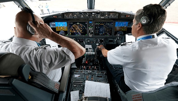 Bir uçakta iki pilot olması, sistemsel yedeklemeyle aynı mantığa dayanıyor.