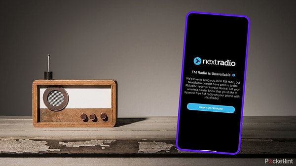 Radyo hala telefonumuzun içinde bir yerlerde ama ulaşamıyoruz.