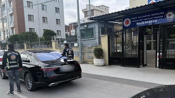 İstanbul'un Beşiktaş ilçesinde sıkışık trafikte lüks bir çakarlı aracın emniyet şeridinden gitmeye çalıştığı görüldü. Bir motokurye, çakarlı aracın sürücüsüne ''görevli misiniz?'' diyerek tartıştılar.
