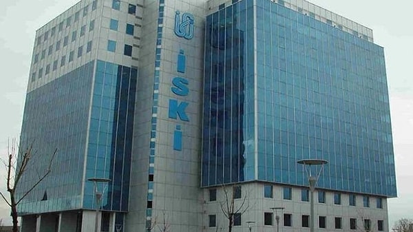 ''Burayı, bu meydanı bize kapatmaya kalkan, ışıklarını söndürmeye kalkan Ulaştırma Bakanı, Devlet Demir Yolları'nın treni geçti, selamladı meydanı. Bu da sana kapak olsun'' diyen Özgür Özel, Cumhurbaşkanı Erdoğan hakkında konuştu.