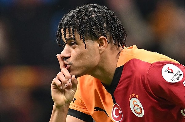 Galatasaray’ın duran top ustası Gabriel Sara gösterdiği performansla tüm dikkatleri üzerine çekmeyi başardı.