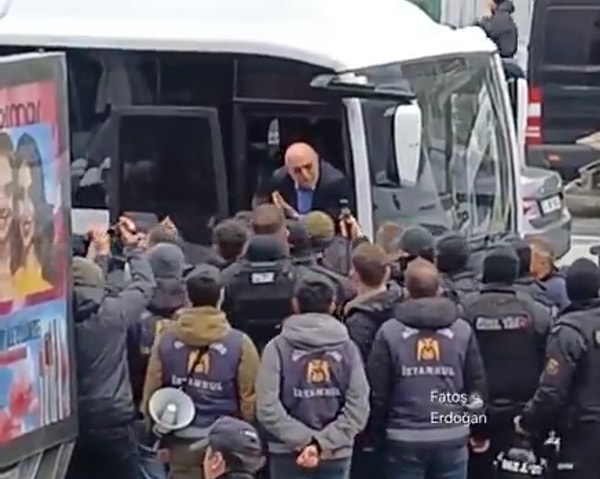 Görüntüleri aktaran gazeteci Fatoş Erdoğan basının da alandan zorla çıkarıldığını aktardı.