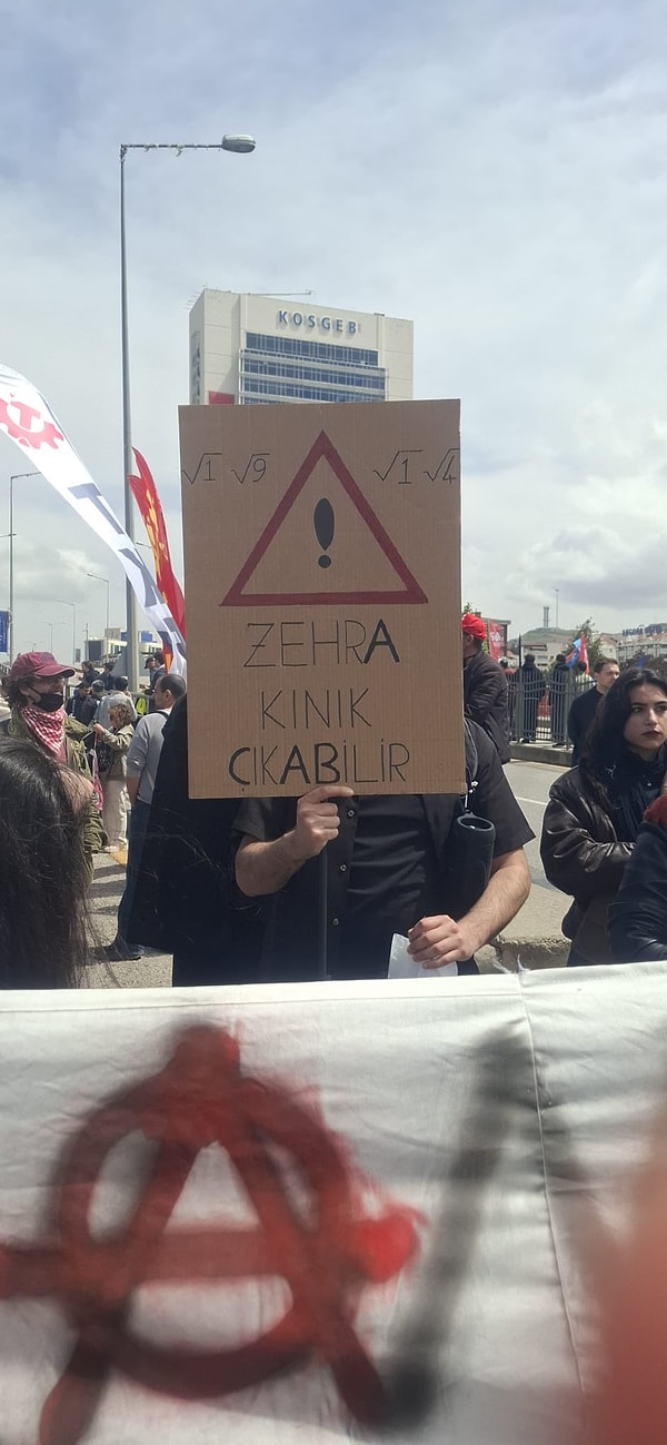 Gündeme dair olaylarla ilgili dövizler de vardı.