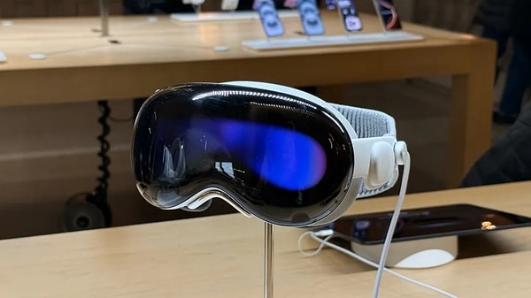Apple, Vision Pro'nun "ağırlığını" bir kenara bırakıp, daha hafif ve erişilebilir bir karma gerçeklik gözlüğü olan Apple Vision Air'ı piyasaya sürmeye hazırlanıyor.